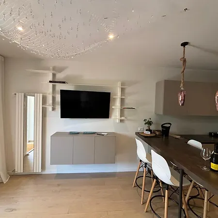 Amedeo's Sea House Apartment